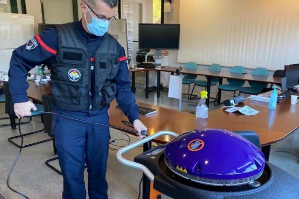 Coronavirus : les pompiers des Bouches-du-Rhône testent un robot de décontamination